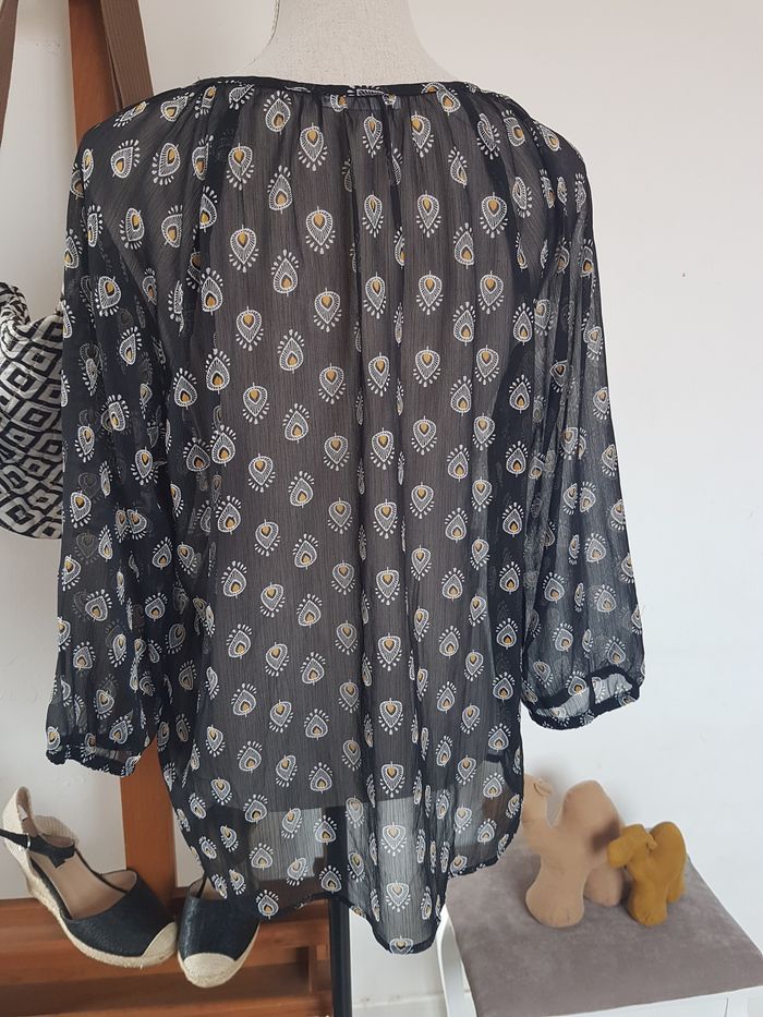 Blouse transparente noire, motifs blancs et jaunes. G Woman by Gémo. T42, aisselles 57cm, haut 64cm. - photo numéro 3