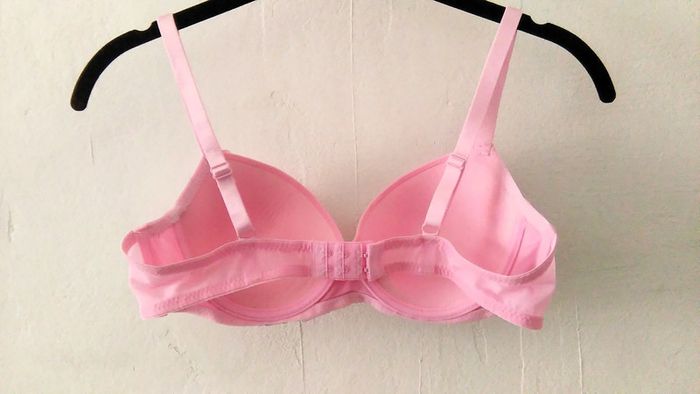 Soutien-gorge rose et broderies argentées - photo numéro 2