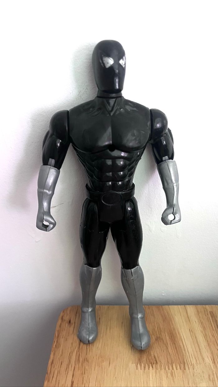 Super héros noir et gris - photo numéro 3