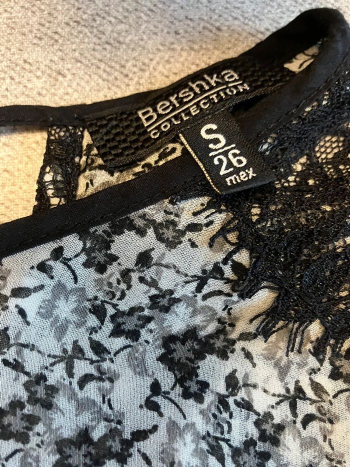 Blouse légère noire et blanche à fleurs – Bershka – taille S - photo numéro 4