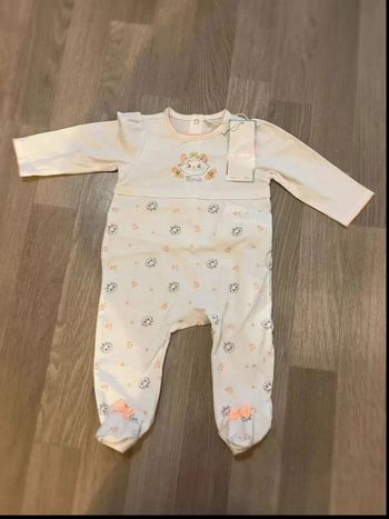 Très jolie pyjama les aristochats taille 6 mois neuf