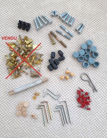 Lots de quincaillerie : dominos, vis, capuchons, pieds, cosses, cache-vis, clés Allen...