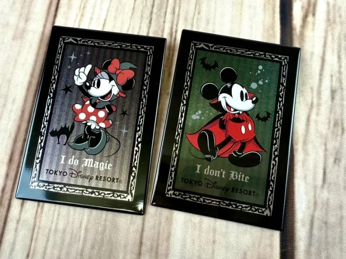 Lot de 2 badges Disney Halloween Mickey & Minnie Vampires Tokyo Disneyland - photo numéro 2