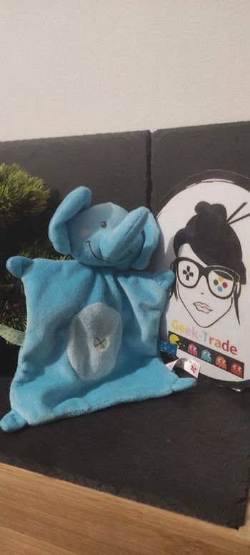 Nicotoy collection Etiquettes doudou éléphant plat carré bleu croix rond