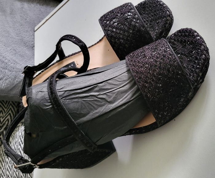 Sandales noires pour femmes Zara Taille 39 État comme neuf (Zara trafaluc) 
 
Prix : 20 euros 

Remise en main propre possible a Rueil-Malmaison (Secteur place besche) 

#zara#zarawoman#zarafashion#zaraaddicted#sandales#sandale#noir#classe#paillette#fêtes - photo numéro 6