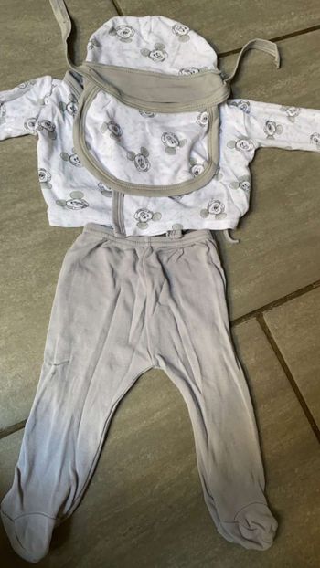 Ensemble Pantalon gilet bavoir et bonnets Mickey naissance /1 mois