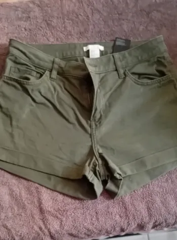 Très joli short en jean kaki taille 38 h&m en parfait état
