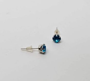 Paire de boucles d'oreilles. Neuve.
Turquoise petite