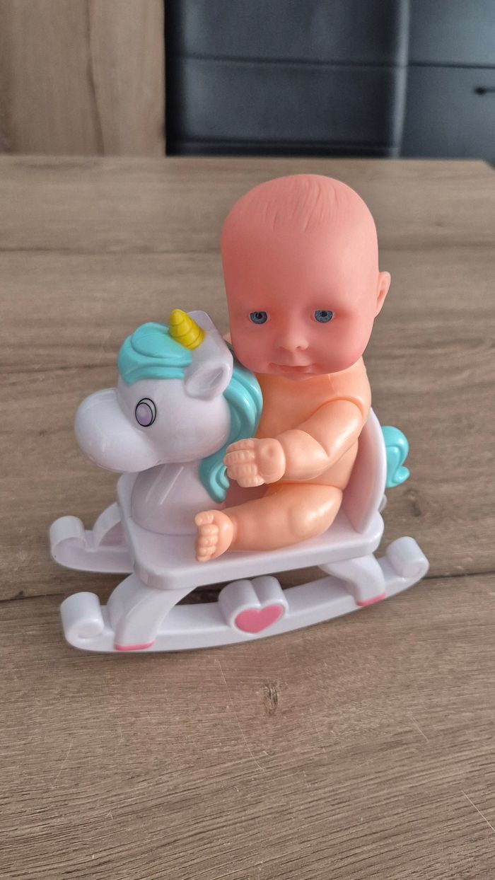 Petite poupée avec cheval à bascule - photo numéro 2