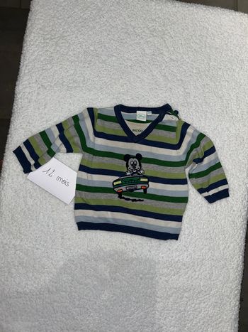 Pull bébé Mickey en voiture