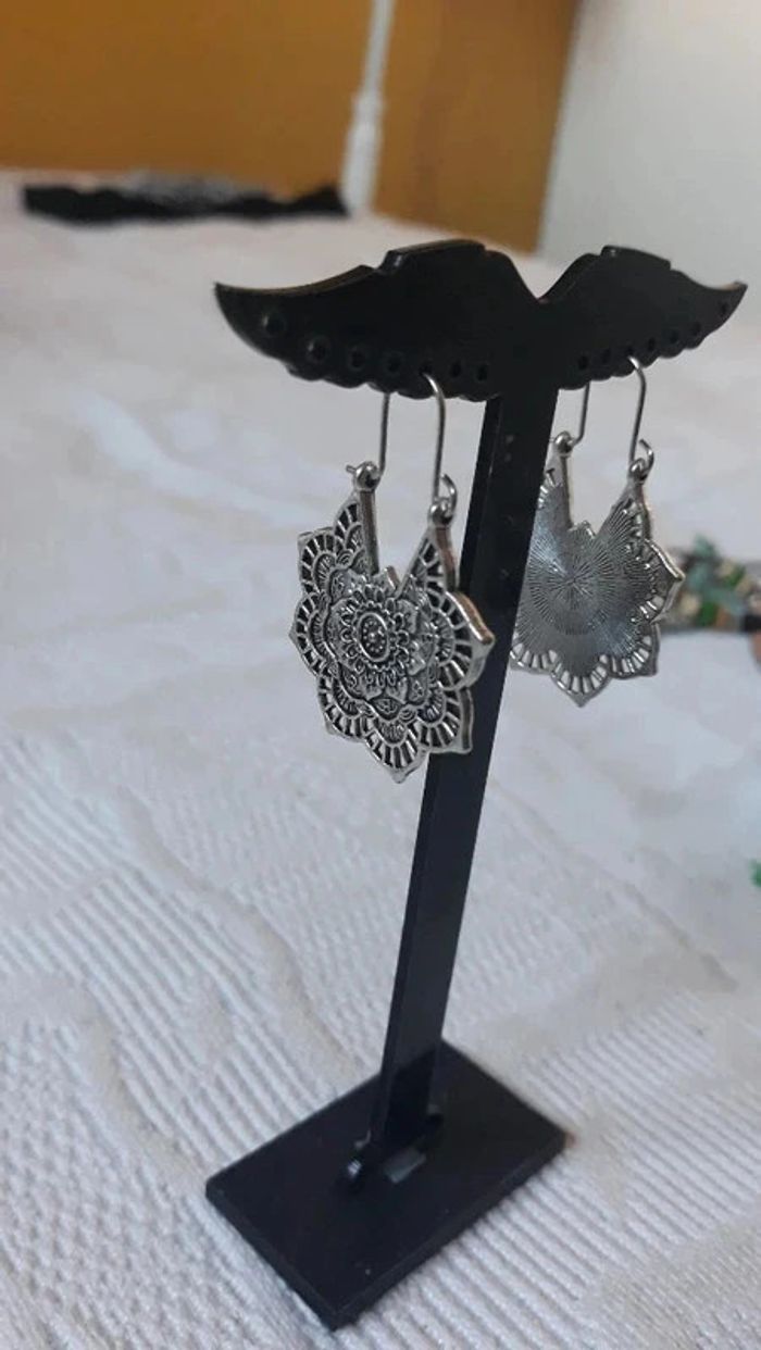 Boucle d'oreille toute neuve - photo numéro 2