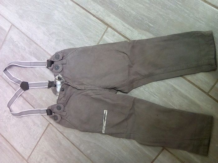 Pantalon à bretelles 18 mois marque obaibi