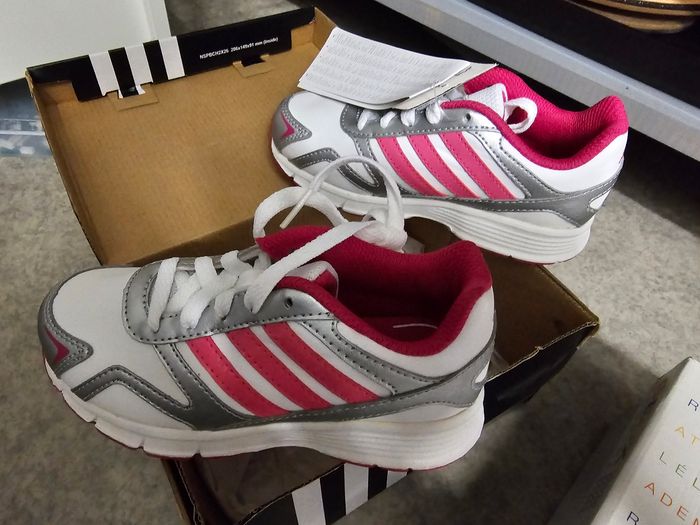Basket fille neuve pointure 28 adidas rose blanche et grise - photo numéro 8