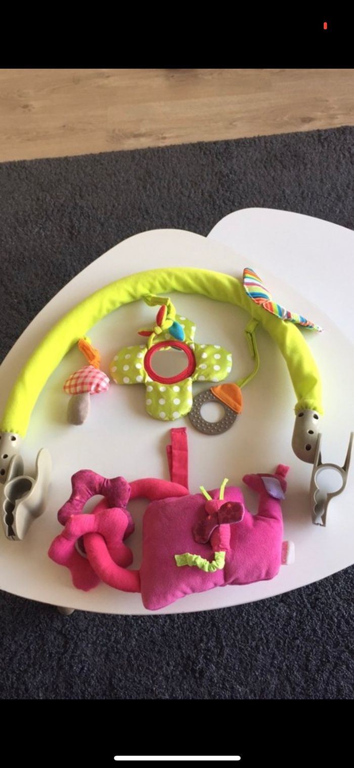 Lot de jouets à suspendre