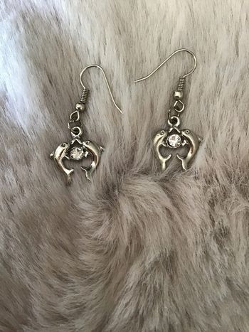 Paire de boucle d’oreilles dauphins et fausse pierre 0623)