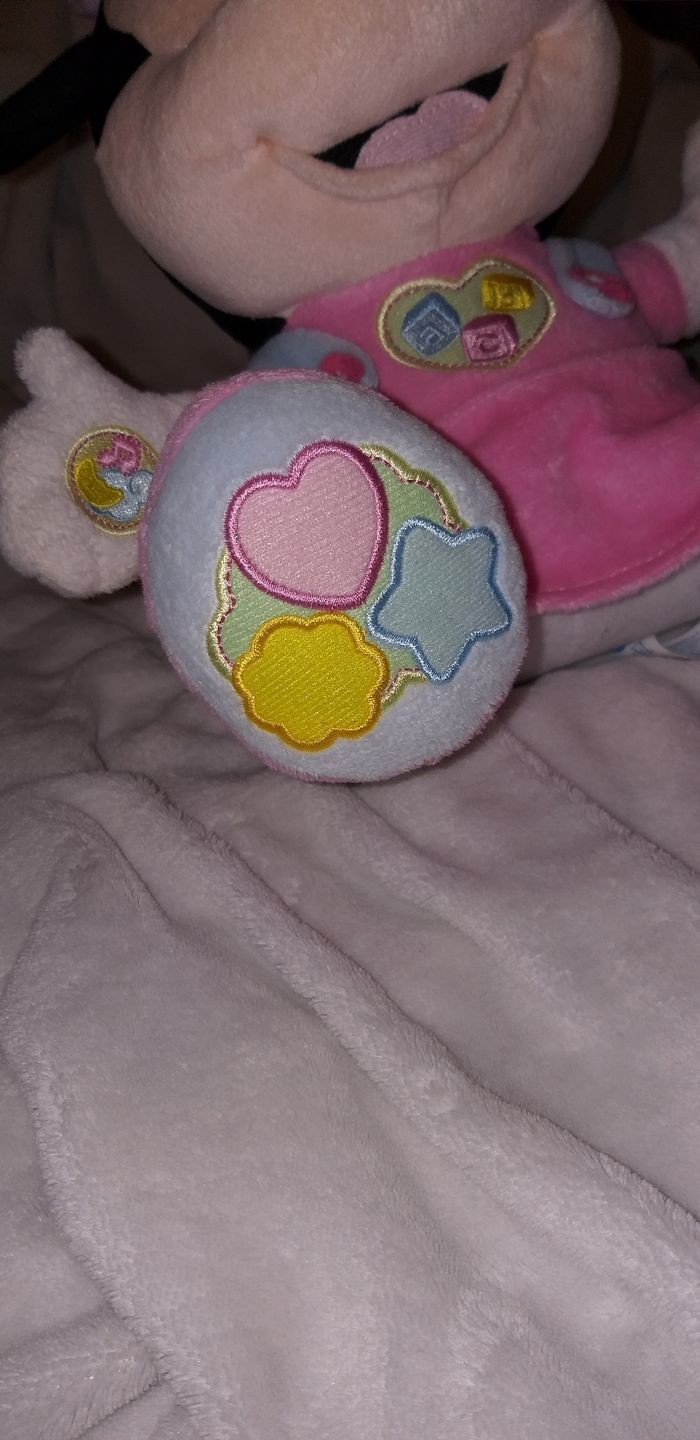 🐭 Joue et apprends avec la peluche baby Minnie - photo numéro 3