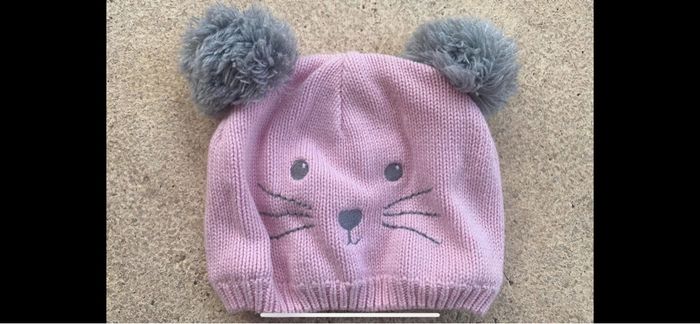 Bonnet ourson rose et gris avec pompon