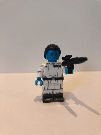 Figurine type lego Amiral Thrawn. Star Wars
