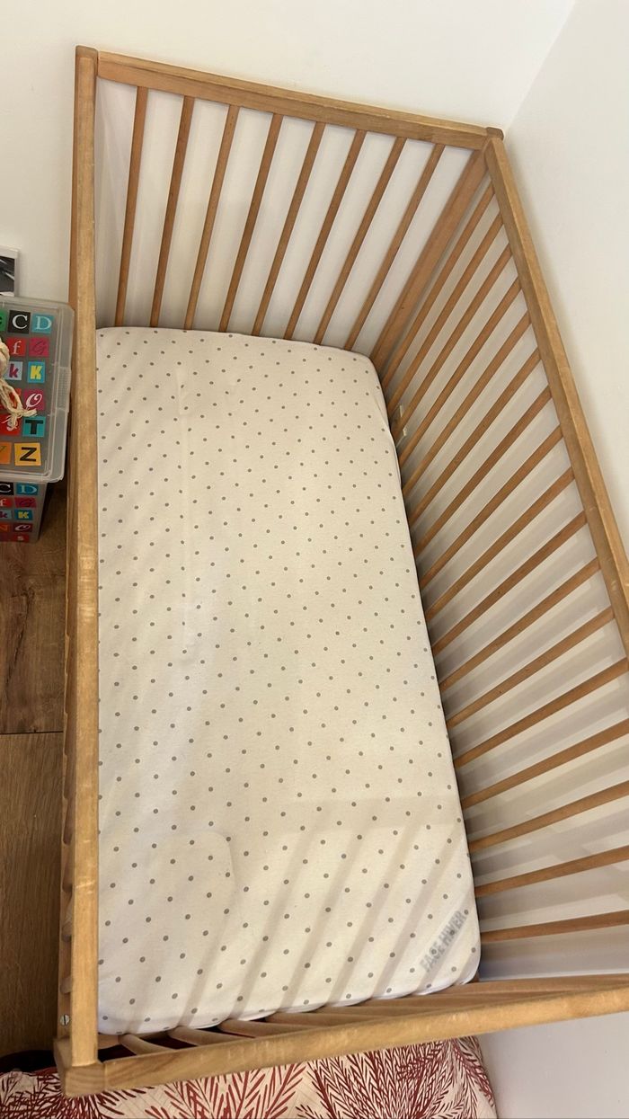 Lit bébé en bois à vendre - photo numéro 2