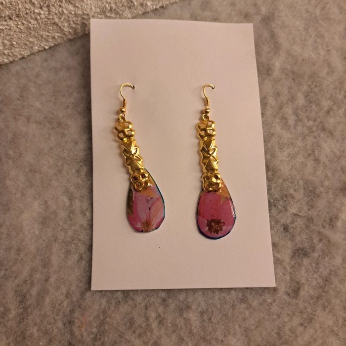 Boucles d'oreilles pendante en résine rose florale et doré - photo numéro 8
