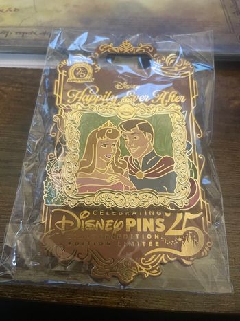 Pin's coulissant Aurore et ses amis Happily Ever After Disney