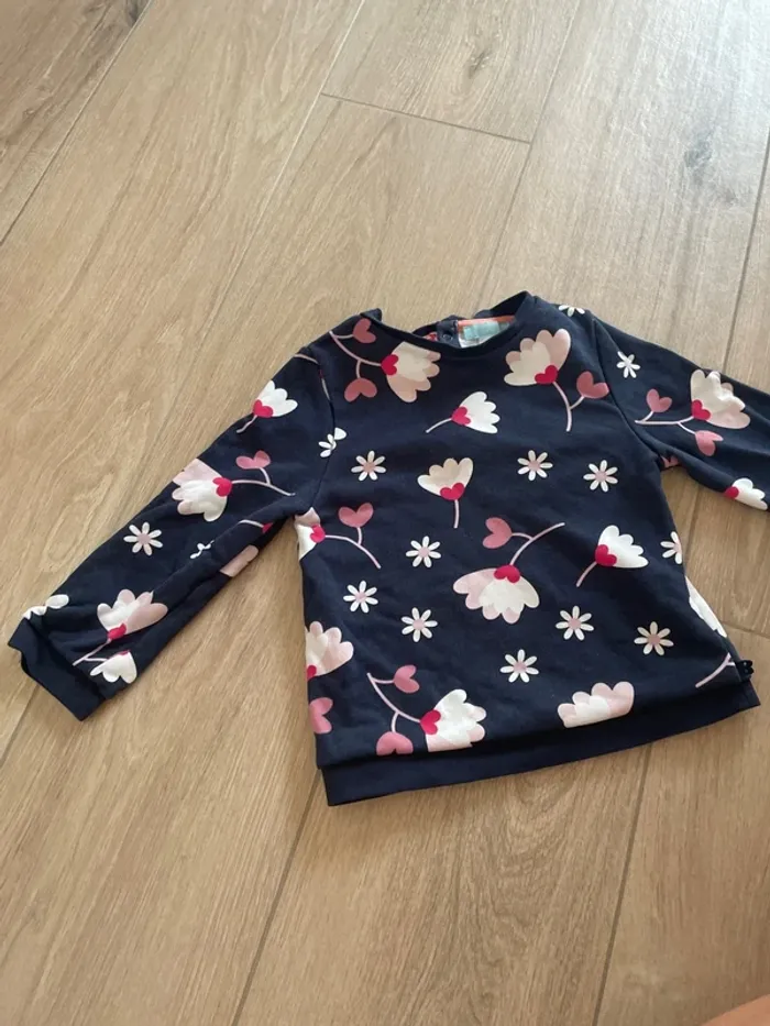 Sweat bleue marine à fleur rose