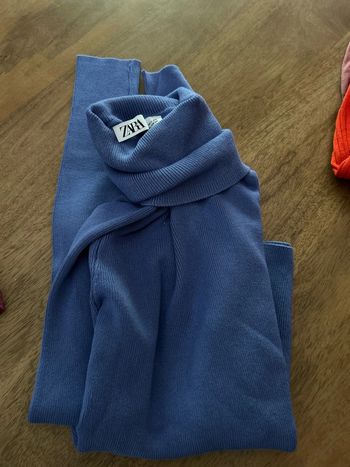 Pull col roulé.