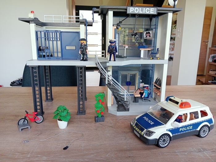 Playmobil 5182 et 6920 Commissariat de police et son véhicule - photo numéro 3