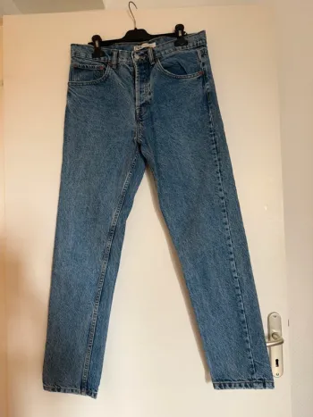 Jean mom bleu en très bon état taille 38 Zara