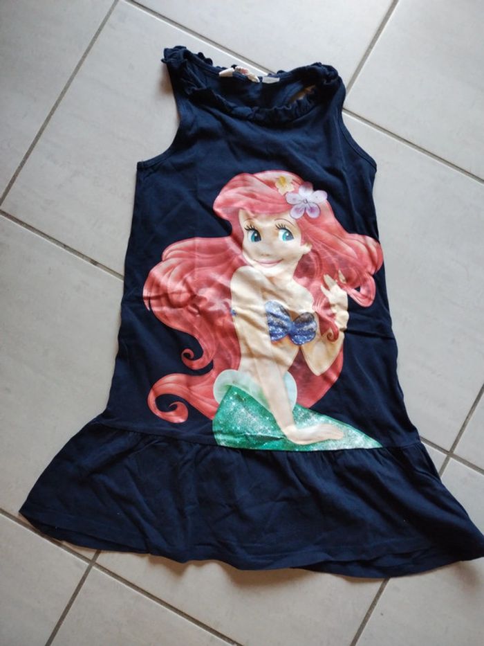 Robe très peu portée excellent état 6-8 ans