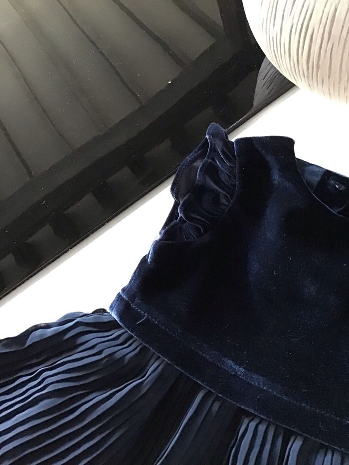 Robe velours et voile plissé bleu marine - photo numéro 3