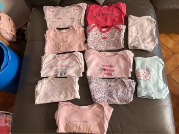 Lot de 11 bodies ml 24 mois
