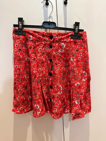 Mini jupe rouge fleurie Bershka