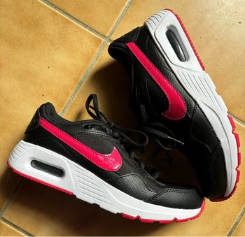 Belle paire de baskets Nike T. 36 fille neuves avec étiquette