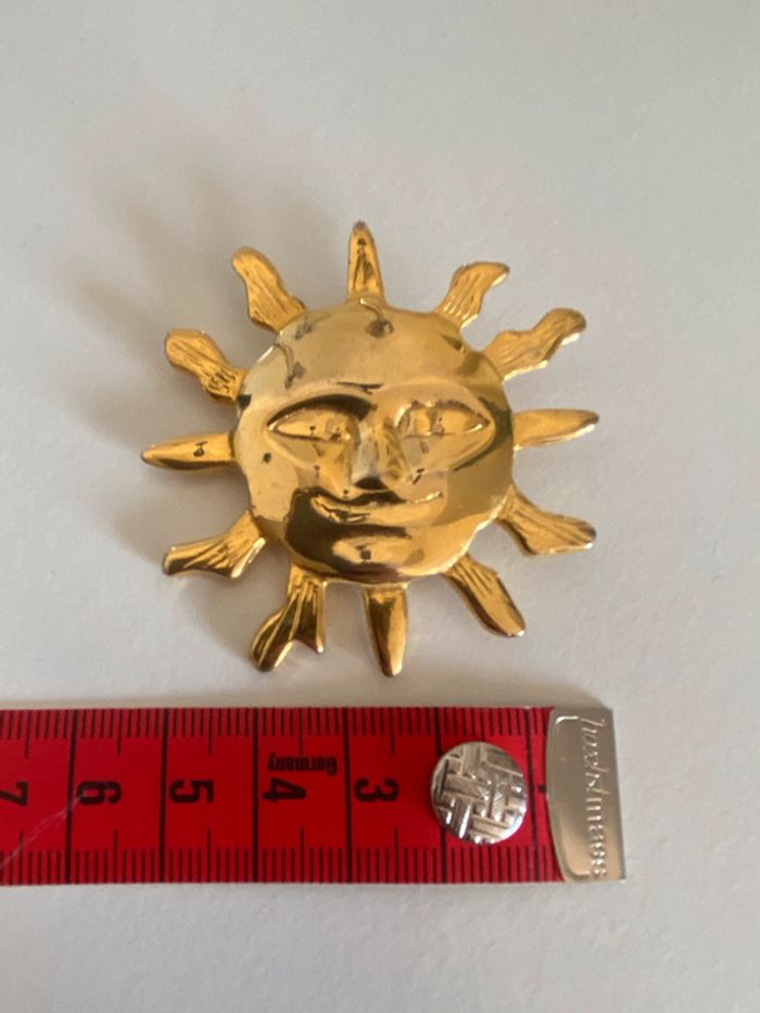 Broche vintage soleil avec visage en métal doré - photo numéro 8