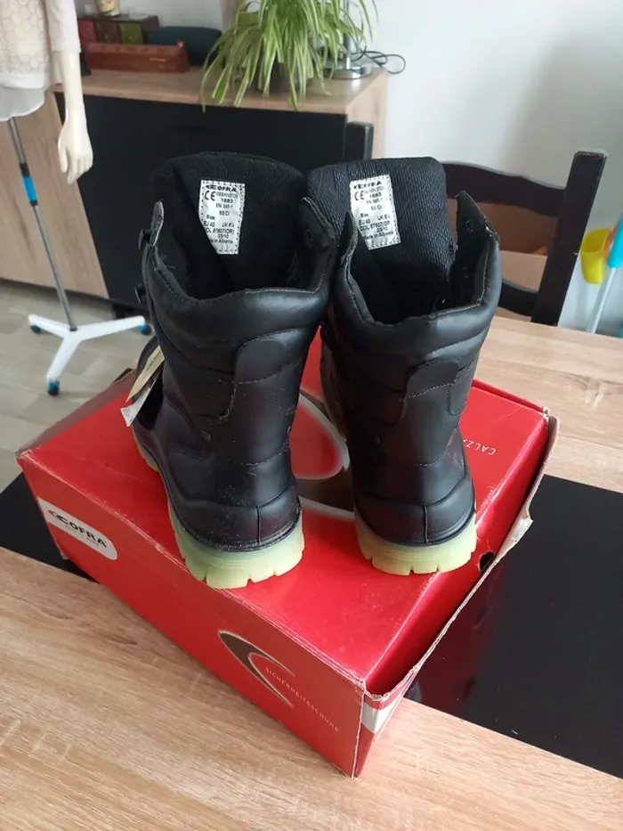Chaussures de sécurité noir T40 Neuve - photo numéro 6