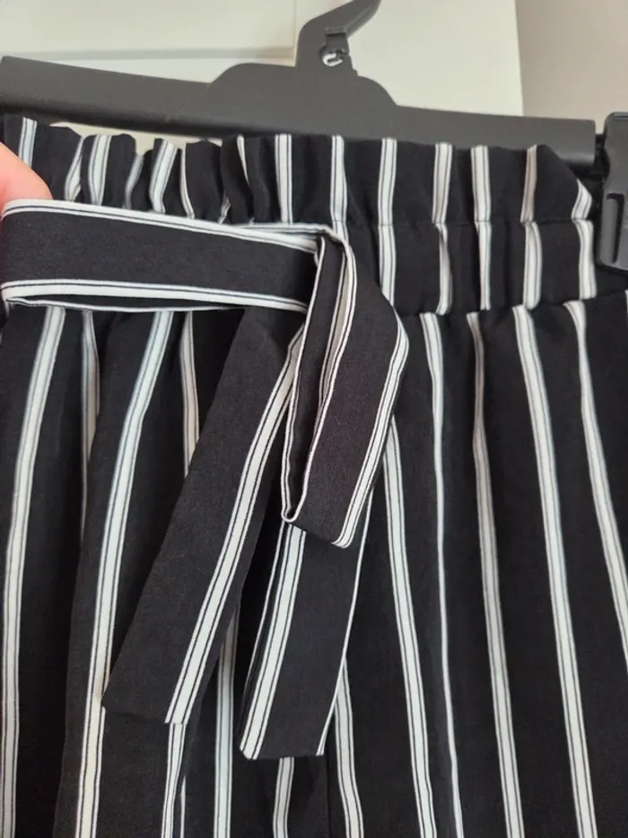 Short fluide à rayures noires et blanches - photo numéro 4