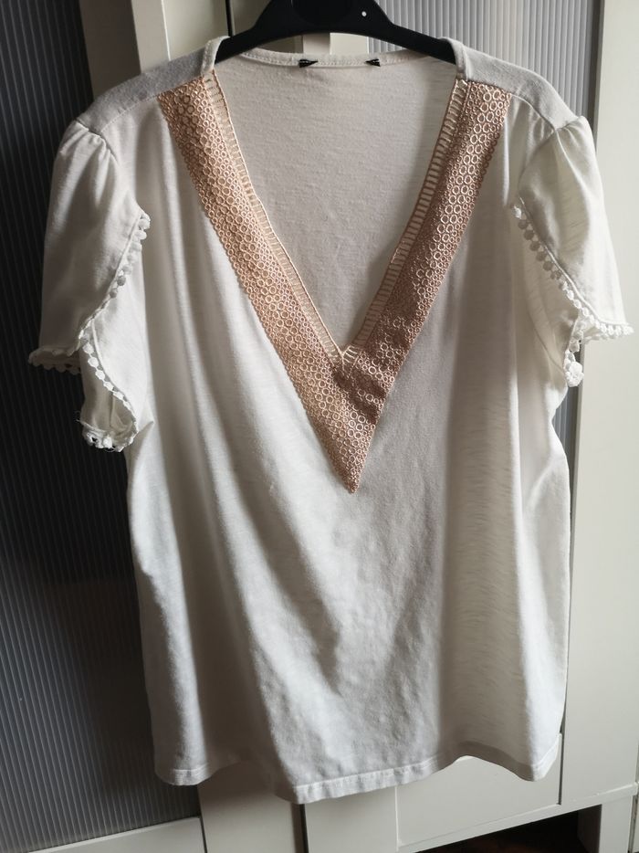 Tee shirt écru col V