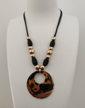 Collier pendentif rond effet écaille et métal doré