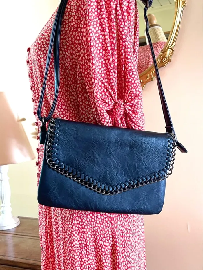 Sac à Main Noir Élégant avec Détails en Tresse et chaine brodé