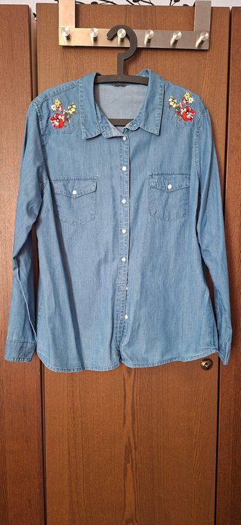Chemise en jeans avec broderie
