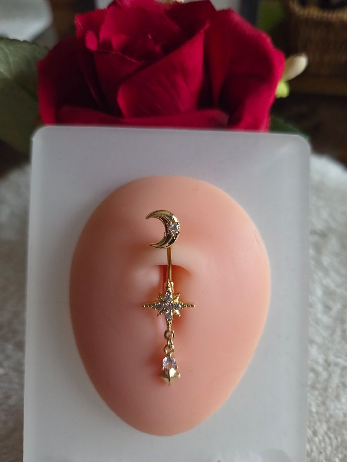 Piercing nombril abeille butineuse - photo numéro 5