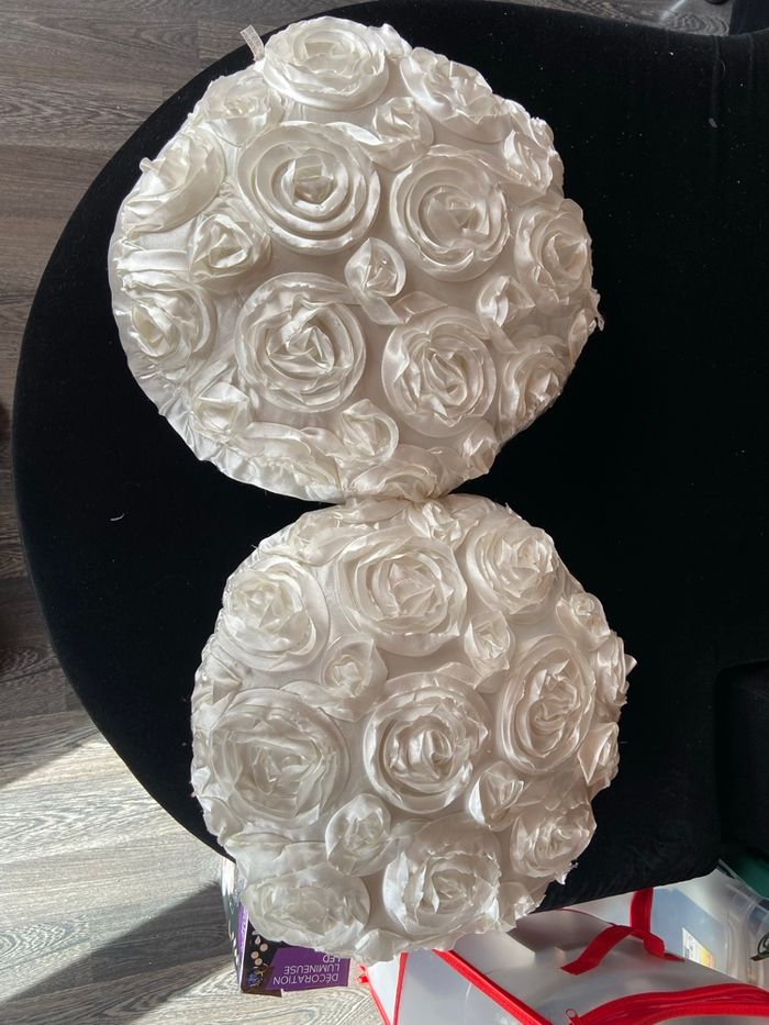 Lot de 2 coussins rond blanc effet fleur satiné