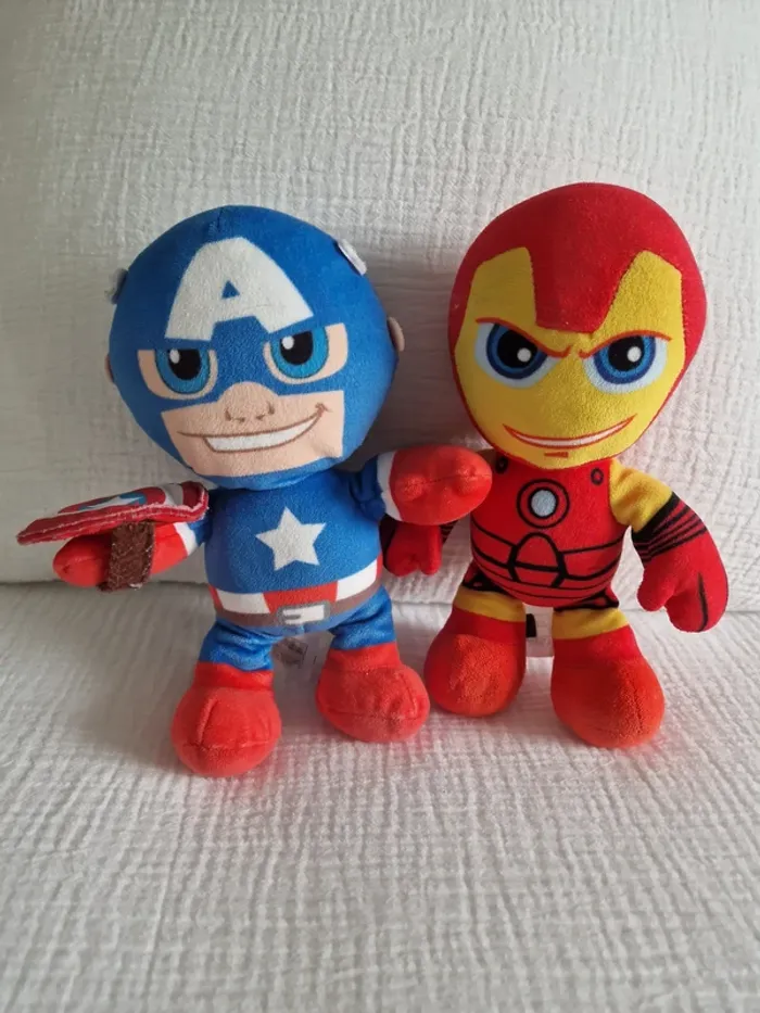 Lot de 2 peluches Marvel en très bon état