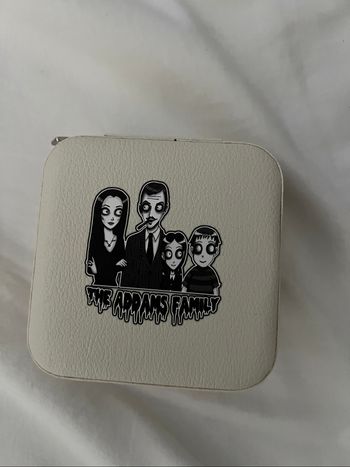 Boîte à bijoux avec Mercredi Addams
