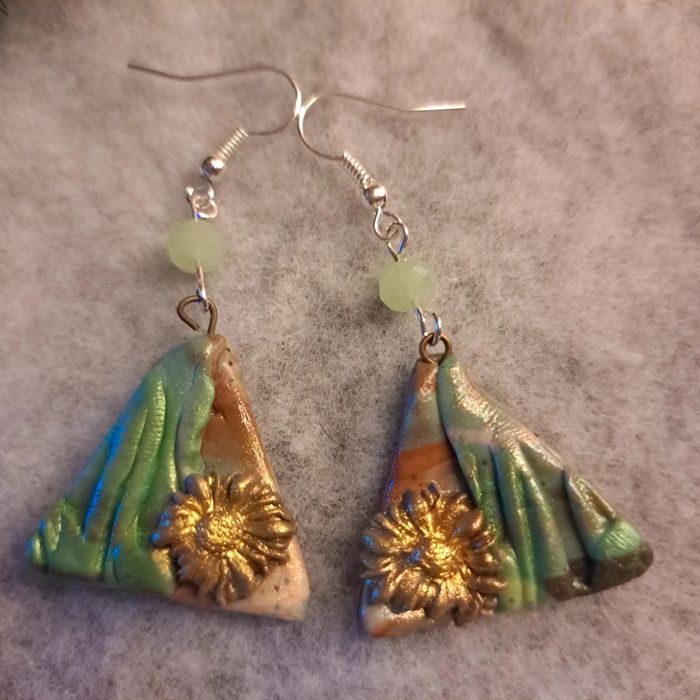 Boucles d'oreilles pendante avec pâte polymere triangle - photo numéro 4