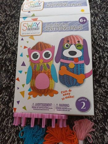 Kit pour créer deux peluches en tricot.