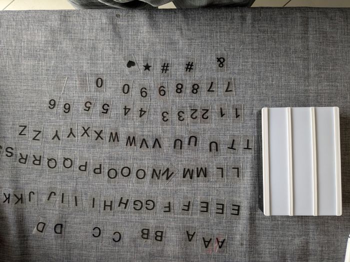 Boîte lumineuse avec lettres et chiffres