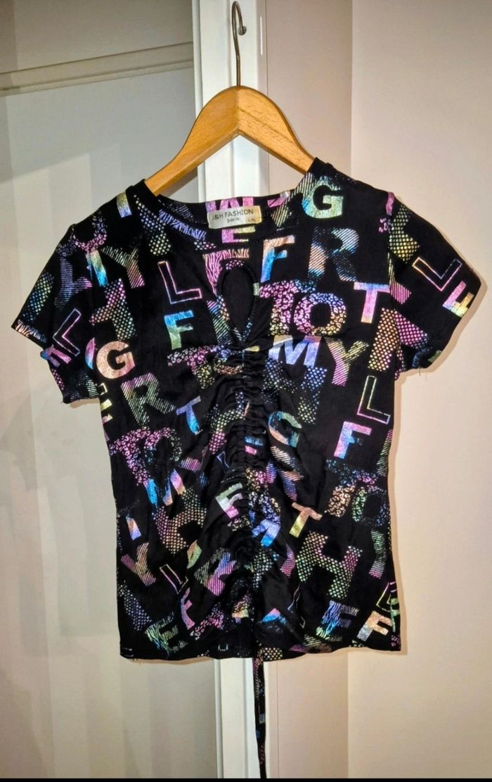 Tee-shirt noir avec écriture multicolore