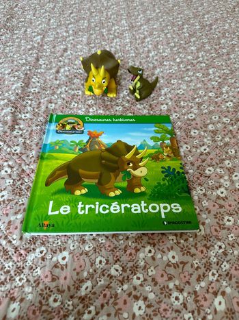Livre + figurine  Le tricératops tbe